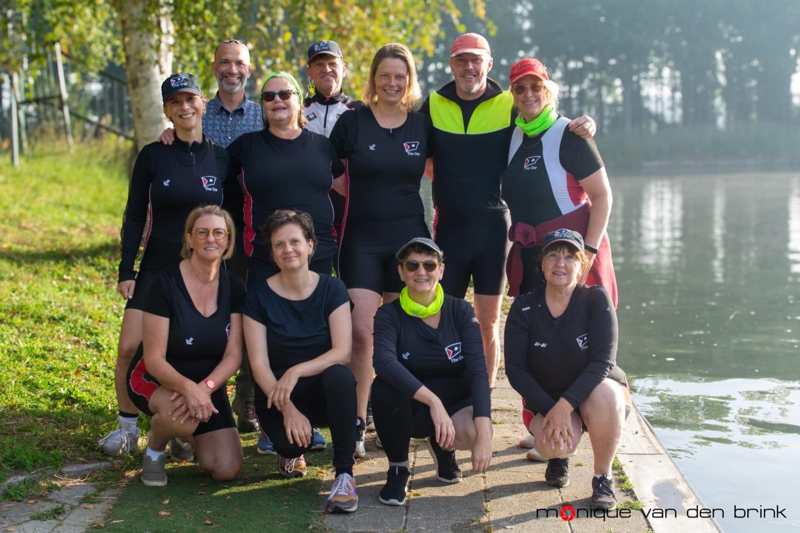 De Slag per Slag-groep van The Oar na hun apotheose op het Wilhelminakanaal in Tilburg